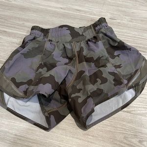 Lululemon hotty hot 4 inch size 2